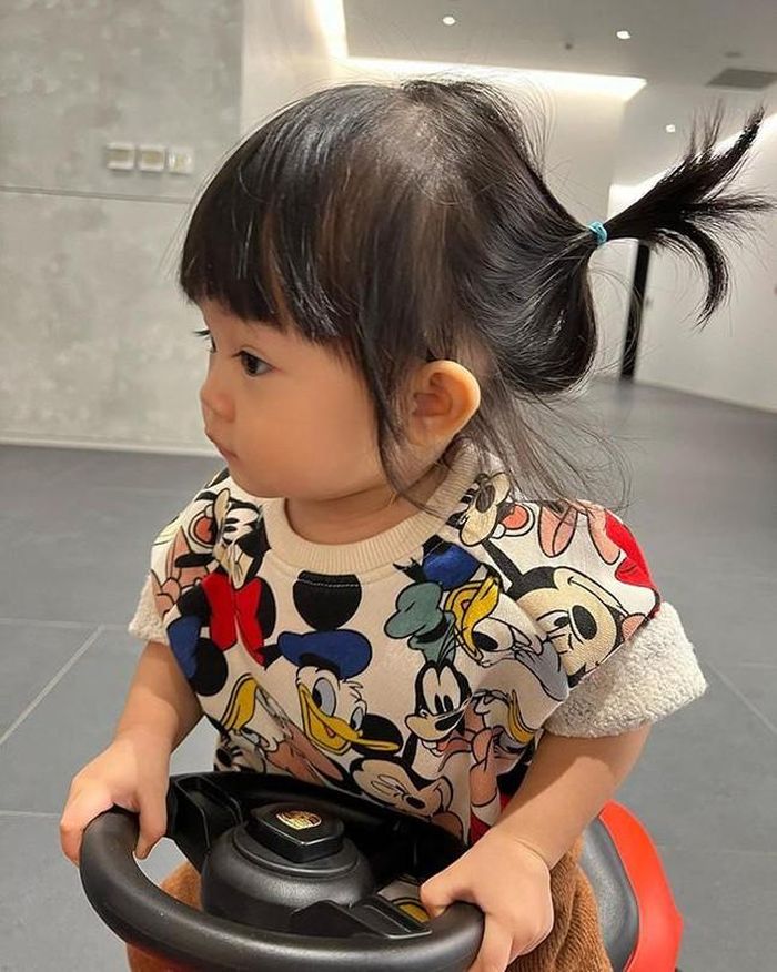 Ái nữ nhà Cường Đô La thường xuyên được bố mẹ cho vận động, tiếp xúc với thế giới bên ngoài.