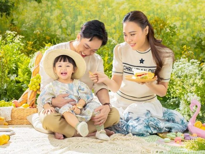 Nhóc tì tươi "hết nấc" khi chụp ảnh cùng bố mẹ.