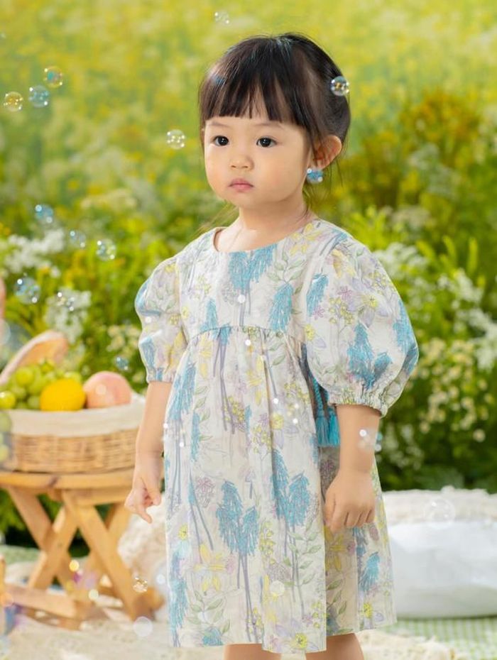 Suchin được đánh giá là sở hữu đường nét gương mặt xinh xắn và càng lớn càng giống bố Cường Đô La.
