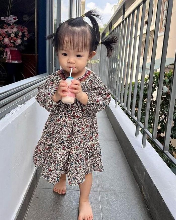 Nhóc tì nhà Cường Đô La xinh xắn trong bộ váy hoa nhí và mái tóc ngố đặc trưng.