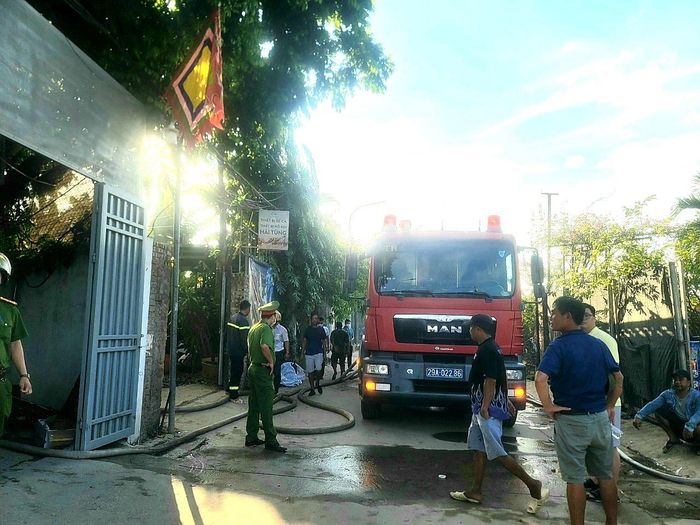 Lúc 17h, cảnh sát cho hay bước đầu chưa ghi nhận thiệt hại về người. Ngọn lửa cơ bản được khống chế