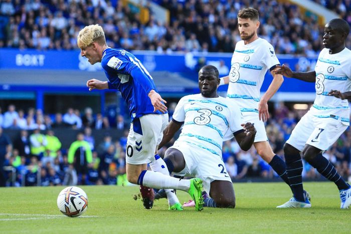  Màn trình diễn của Koulibaly giúp CĐV Chelsea phần nào nguôi ngoai nỗi nhớ Antonio Rudiger. Sức mạnh, kỹ năng tranh chấp của Koulibaly ngay lập tức thể hiện ở môi trường Premier League. 