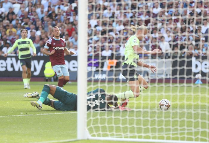  Haaland cho thấy kỹ năng xâm nhập vùng cấm và chớp cơ hội ấn tượng. Trong trận gặp West Ham, cả đội Man City tạo đến 11 key pass (đường chuyền mở cơ hội). Sức sáng tạo của các vệ tinh xung quanh là cơ sở để trung phong người Na Uy cạnh tranh danh hiệu Vua phá lưới Premier League mùa này. 