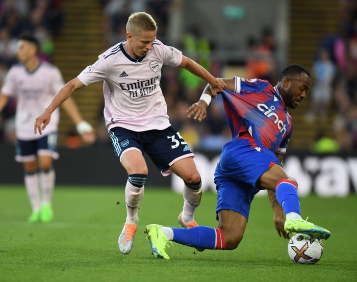  Zinchenko giúp HLV Mikel Arteta giải quyết cơn đau đầu ở vị trí hậu vệ trái, khi Kieran Tierney chưa đủ tầm để tỏa sáng tại Arsenal. Nhiều CĐV Arsenal hoài nghi khi đội nhà chi 35 triệu euro để mua Zinchenko. Nhưng màn trình diễn của cựu sao Man City trong trận ra quân là câu trả lời có sức nặng. 