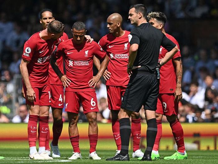 Thiago (số 6) gặp chấn thương trong trận đấu với Fulham