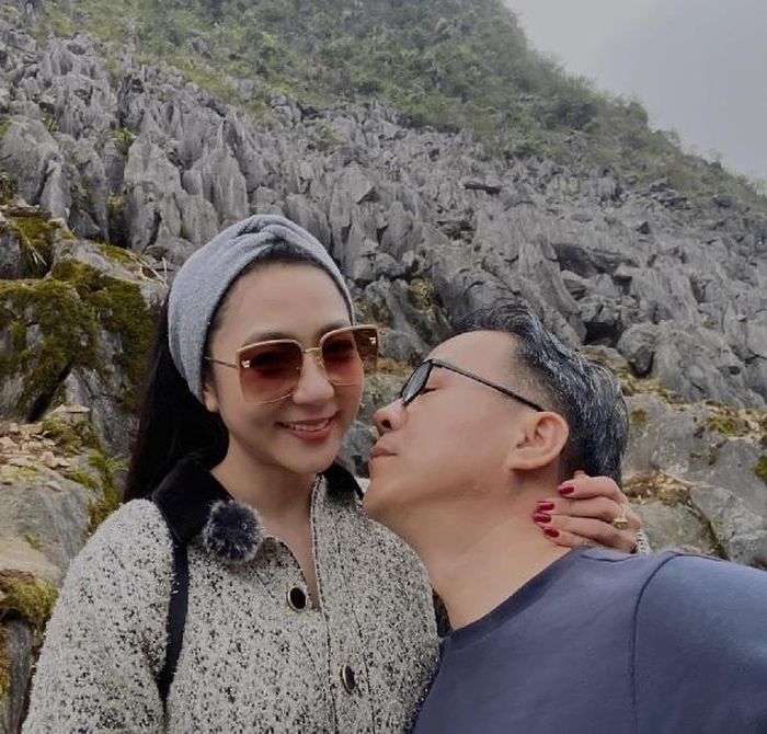 "Vua cá Koi" liên tục chia sẻ hình ảnh tình cảm bên vợ trẻ. Ảnh: FB Thang Ngo