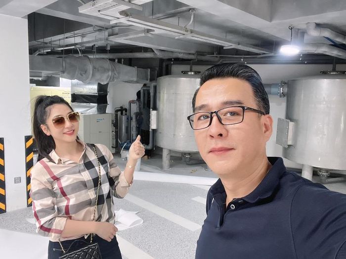 Đáp lại, Hà Thanh Xuân cũng phụ giúp chồng doanh nhân công việc kinh doanh. Ảnh: FB Thang Ngo