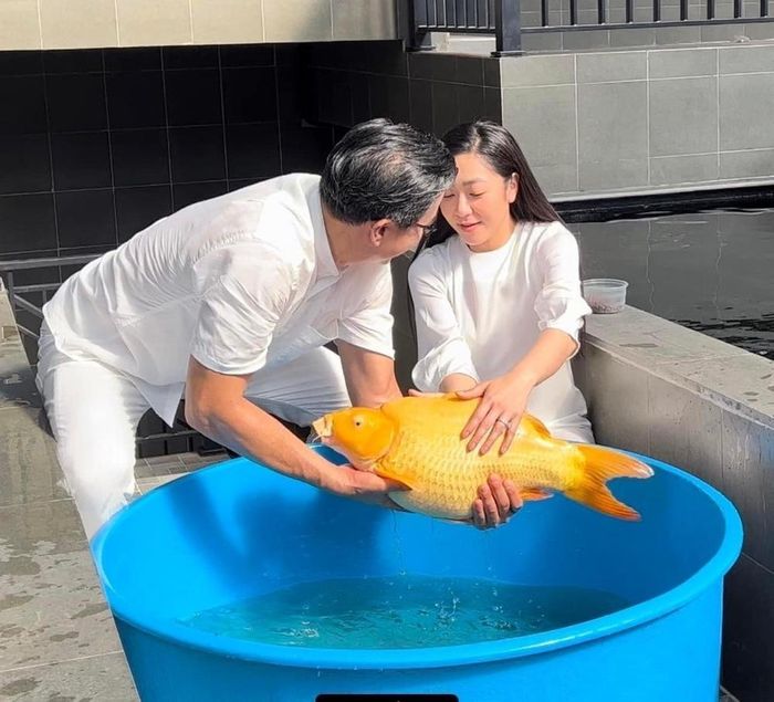 Doanh nhân Thắng Ngô không khởi bất ngờ trước tinh thần ham học hỏi và sự khéo léo của vợ trẻ. Ảnh: FB Thang Ngo