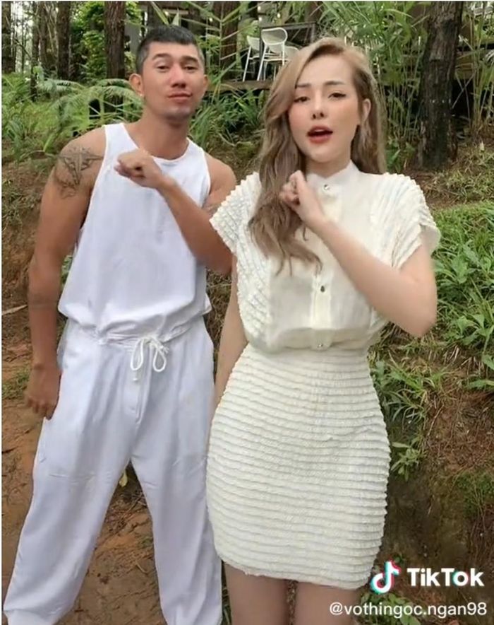 Vốn là cặp đôi vô cùng tình cảm, Ngân 98 và bạn trai cho thấy sự thoải mái khi cùng nhau thực hiện các động tác vũ đạo.