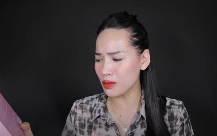 Ngay khi được người theo dõi trang đề nghị review, Hà Linh đã mua về dùng thử. Sau đó, cô nàng chỉ khẳng định lại duy nhất một câu: “Đang thâm vừa, dùng xong thành thâm đen”.