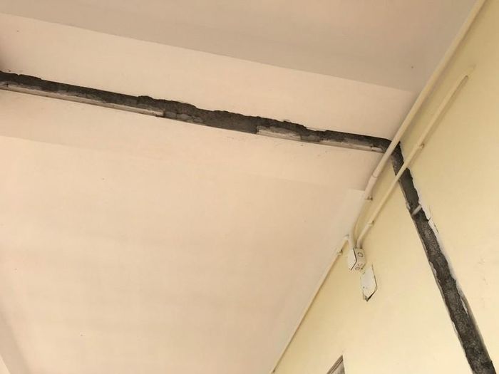 Tại khe co giãn giữa hai khối nhà xuất hiện tình trạng lún, xô lệch rộng 6 - 7 cm vẫn chưa được khắc phục 