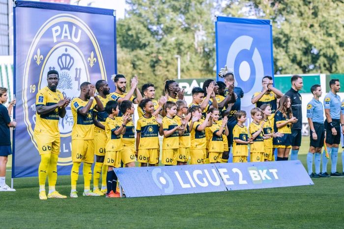 Pau FC đã đổi sang logo mới, nhưng những sản phẩm ăn theo vẫn gắn logo cũ