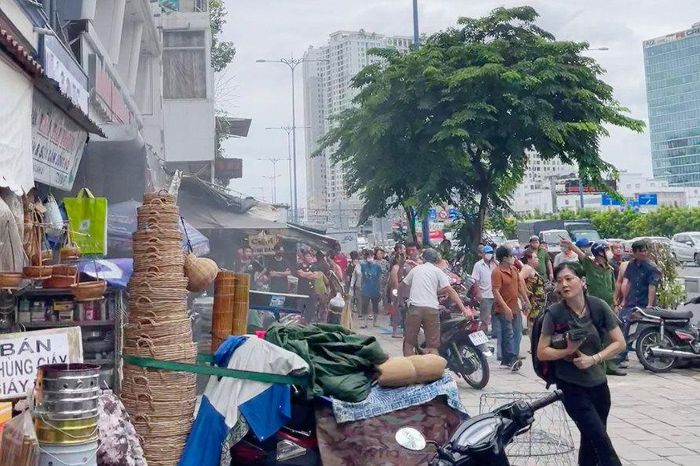 Lực lượng chức năng và nhiều người dân có mặt tại hiện trường