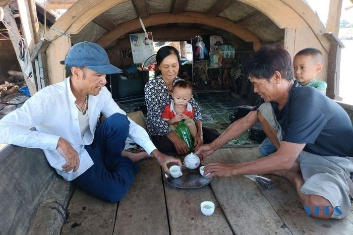 Ông Nguyễn Văn Thành (ngoài cùng bên phải), xóm Thủy Cơ, xã Xuân Tín (Thọ Xuân) phấn khởi nói: “Được cấp đất lên bờ để an cư lạc nghiệp, gia đình tôi mừng lắm!”.