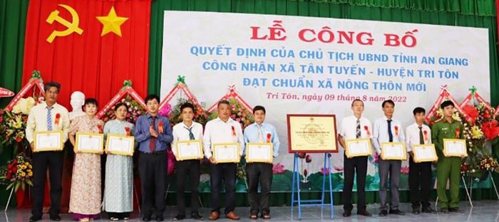 Khen thưởng các tập thể, cá nhân đóng góp xây dựng xã nông thôn mới Tân Tuyến