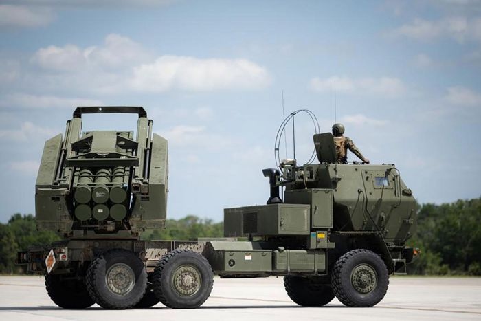 Ngoài ra trước đó vào tháng 8/2018, Tập đoàn Lockheed Martin đã nhận được hợp đồng trị giá 218 triệu USD để cung cấp 18 bệ phóng M142 HIMARS, đào tạo sử dụng, phụ tùng và các sửa đổi nâng cao cũng như cải tiến sản phẩm theo kế hoạch cho Romania.