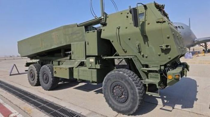 Đến nay, 16 hệ thống tên lửa phóng loạt HIMARS, 3 tổ hợp M270 MLRS và 3 hệ thống MARS II (phiên bản M270 do Đức sản xuất) đã được chuyển giao cho Quân đội Ukraine. Dự kiến sắp tới Kyiv sẽ nhận thêm 3 hệ thống M270 MLRS từ Na Uy.
