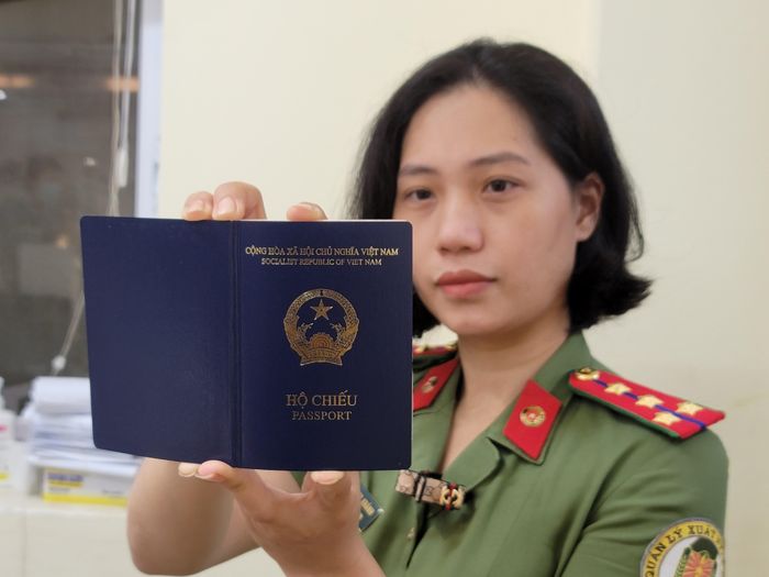 Bộ trưởng Công an khẳng định tất cả chi tiết in trên hộ chiếu mới phù hợp với quy định của luật. Ảnh: Hoàng Lam.