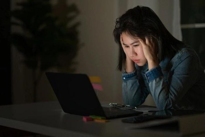  Áp lực khiến nhiều người trẻ phải tìm thêm công việc phụ. Ảnh: Xinhua.