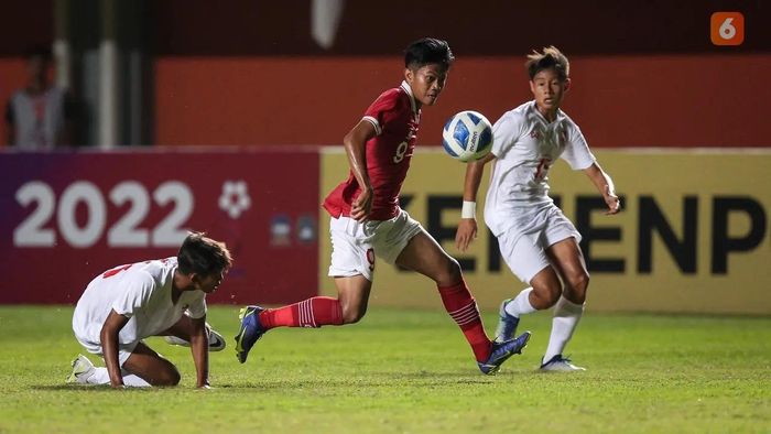 Chủ nhà Indonesia nhọc nhằn vượt qua Myanmar. Ảnh: Bola.