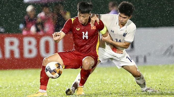 Văn Trường chấn thương ở trận thắng U19 Thái Lan và có thể không ra sân được khi gặp U19 Malaysia sắp tới. Ảnh: TN