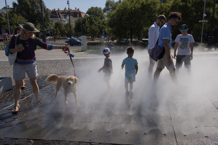 Người dân tránh nóng bên đài phun nước tại Budapest, Hungary, ngày 19/7/2022. Ảnh: THX/ TTXVN