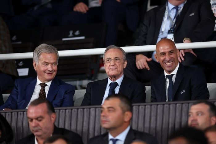  Chủ tịch Real Madrid, Florentino Perez, xem trận đấu cùng Chủ tịch Liên đoàn Bóng đá Tây Ban Nha, ông Luis Rubiales, (bìa phải). 