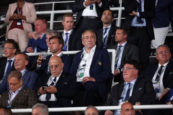  Sự căng thẳng hiện trên khuôn mặt của Chủ tịch Frankfurt, ông Peter Fischer. Nhà vô địch Europa League vừa chia tay trụ cột Filip Kostic và bị đánh giá thấp hơn so với đương kim vô địch Champions League. 