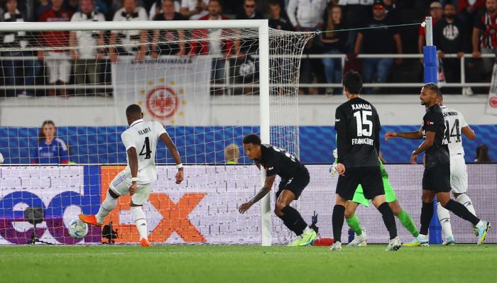  Frankfurt chơi đầy cố gắng nhưng vẫn không thể bảo toàn mành lưới trước sức ép từ Real Madrid. Phút 37, David Alaba đệm bóng cận thành tung lưới đại diện Bundesliga sau pha kiến tạo của Casemiro. 