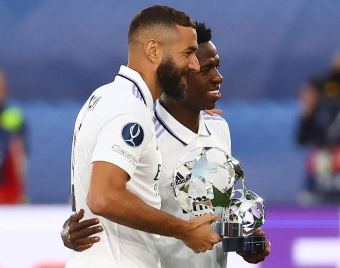  Trong sự hân hoan của CĐV, bộ đôi Karim Benzema và Vinicius Junior lần lượt nhận giải thưởng Cầu thủ hay nhất và Cầu thủ trẻ hay nhất Champions League 2021/22. 