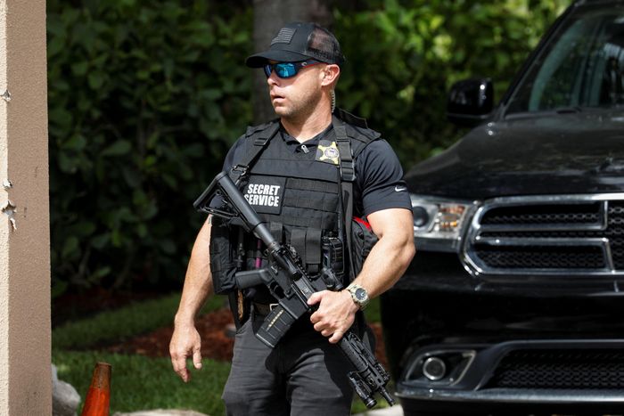  Mật vụ Mỹ đứng gác bên ngoài dinh thự Mar-a-Lago của ông Trump hôm 9/8. Ảnh: Reuters. 