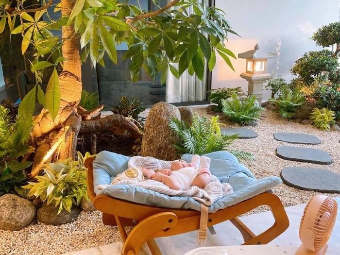 Biệt thự của Cường Đô La - Đàm Thu Trang thiết kế với tông màu nâu chủ đạo, mỗi tầng dều có không gian xanh thoáng đãng. Ảnh: FBNV