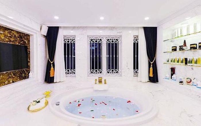 Không gian bên trong được bài trí với tông trắng chủ đạo, thậm chí khu vực bồn tắm cũng lắp cả TV để nữ ca sĩ và chồng có thể ngâm mình thư giãn. Ảnh: FBNV