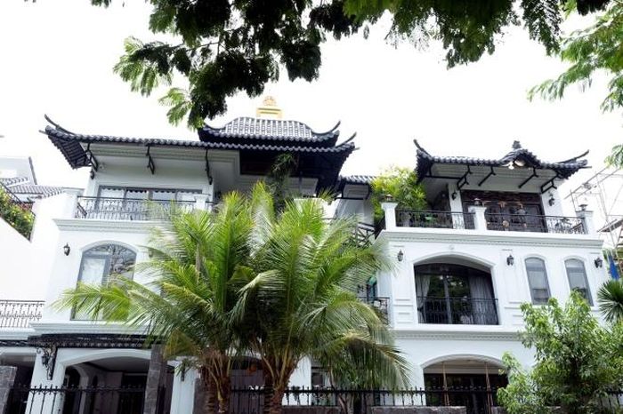 Căn biệt thự mới rộng gấp đôi biệt thự trước đó, mang phong cách Indochine. Ảnh: FBNV
