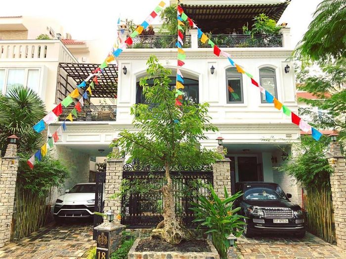 Căn biệt thự mang phong cách châu Âu sang chảnh, thiết kế mở để tận hưởng không khí tự nhiên. Ảnh: Happynest