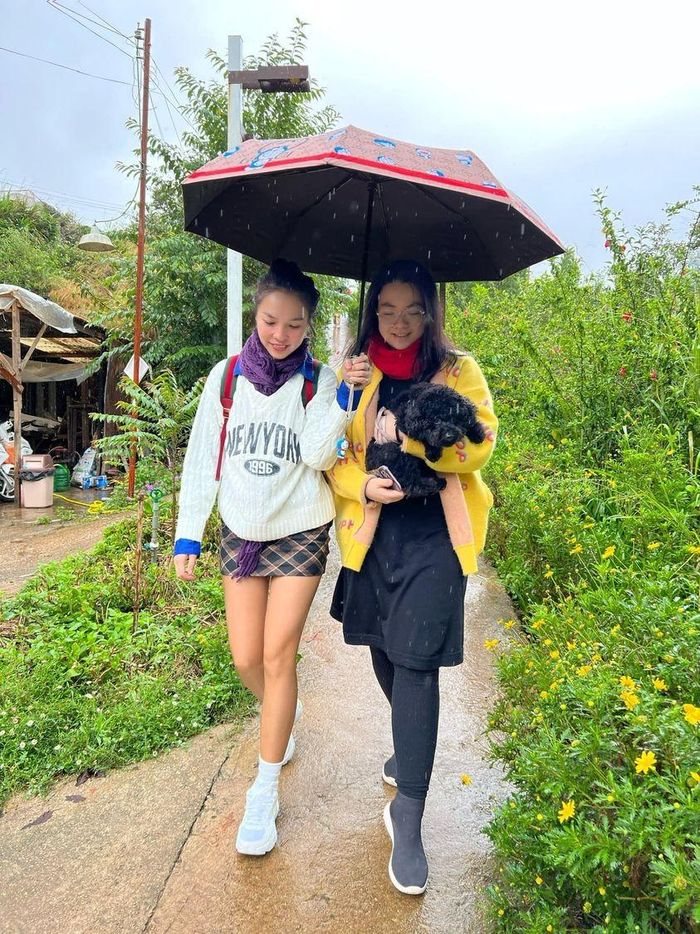 Hiền Thục và con gái.