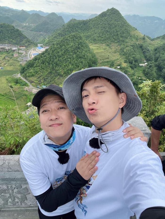 Trường Giang và Ngô Kiến Huy chụp ảnh selfie.