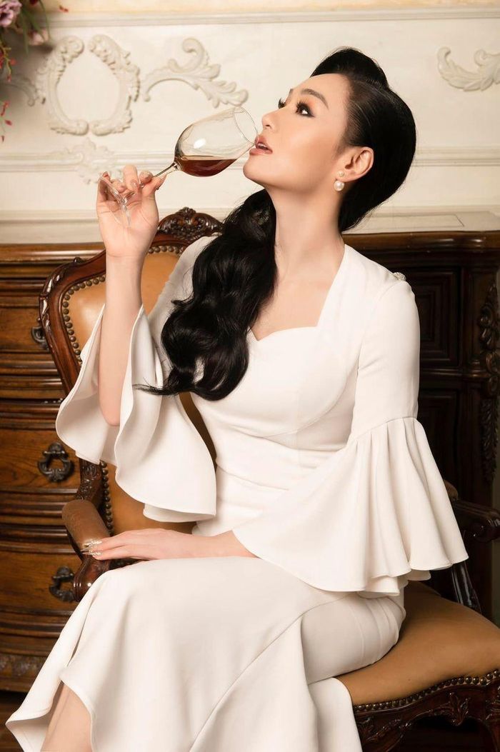 "Cuộc sống giống như một ly trà, bất luận đầy hay vơi, nóng hay lạnh, nồng hay nhạt, cũng đều có dư vị riêng của nó", Quách Thu Phương viết.