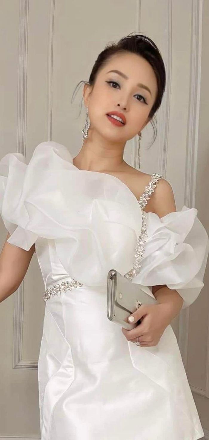 Vóc dáng thon gọn sau sinh của Vân Hugo.