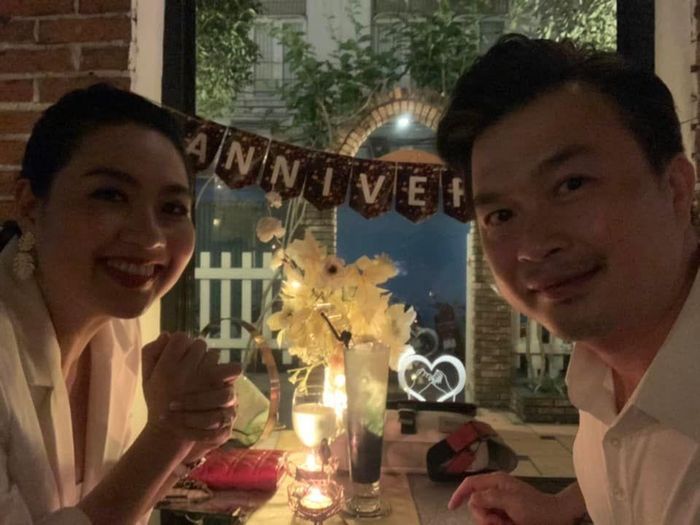 Vợ chồng Lê Khánh hạnh phúc bên nhau.