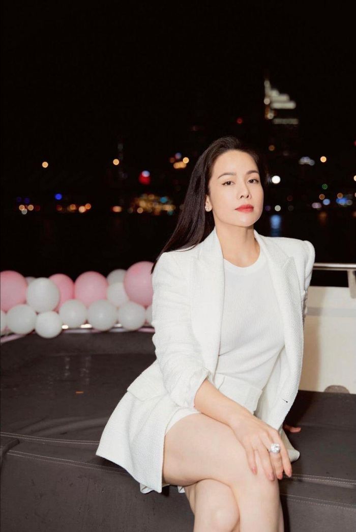 Nhật Kim Anh diện cả 'cây' trắng.
