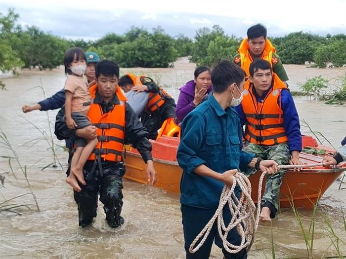 Nhiều người già và trẻ em được cán bộ, chiến sĩ kịp thời cứu hộ, đưa đến nơi an toàn. Ảnh: Ngọc Lân