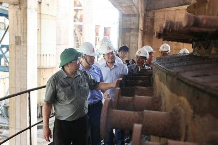 Thủ tướng Phạm Minh Chính khảo sát, kiểm tra từng hạng mục dự án mở rộng giai đoạn 2 Nhà máy Gang thép Thái Nguyên. Ảnh: TTXVN