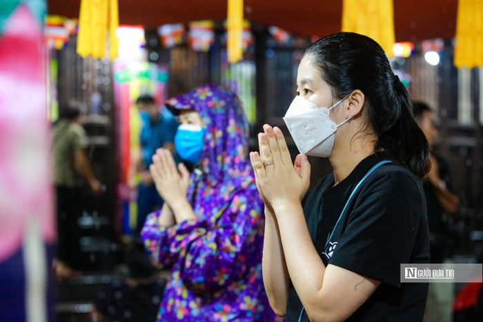 Với truyền thống văn hóa hiếu nghĩa, uống nước nhớ nguồn, ngày lễ Vu lan của đạo Phật đã hòa quyện với triết lý, tục thờ cúng ngày rằm tháng 7 Âm lịch hình thành lễ Vu lan - báo hiếu.