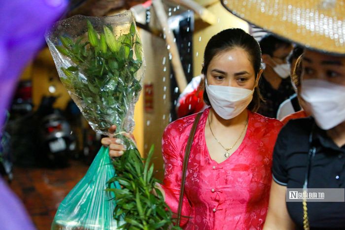Người dân mang theo hoa ly và bánh tới chùa Phúc Khánh làm lễ Vu lan.