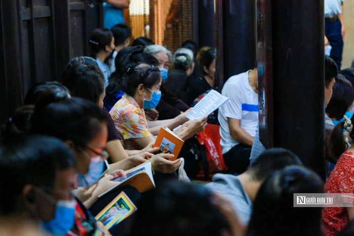 Bên trong chùa Phúc Khánh chật cứng người dân tới làm lễ.