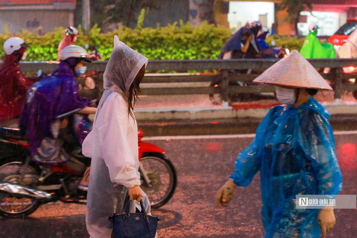 Cơn mưa lớn khiến việc đi lại của người dân gặp nhiều khó khăn.