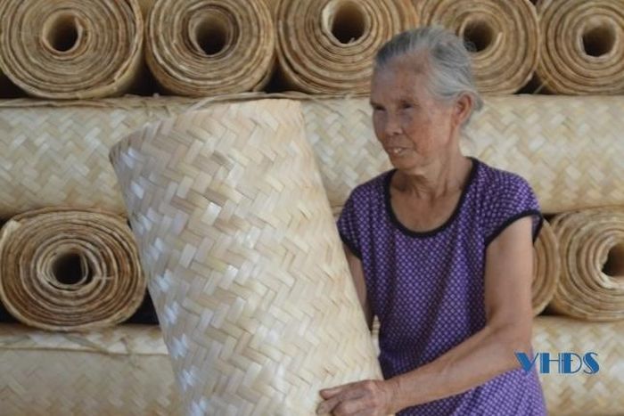 Đây là nghề truyền thống, có thể tranh thủ được thời gian nông nhàn nên những người già, trẻ em trong làng đều có thể tham gia kiếm thêm thu nhập.