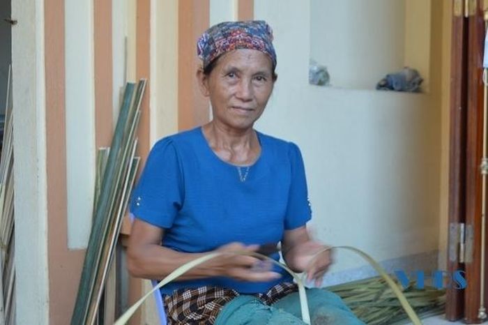 Các lá nan không quá dày hay quá mỏng, đều nhau. Người làm nghề này lâu năm, bàn tay thường bị chai sần, có khi bật máu, nhất là vào mùa đông.