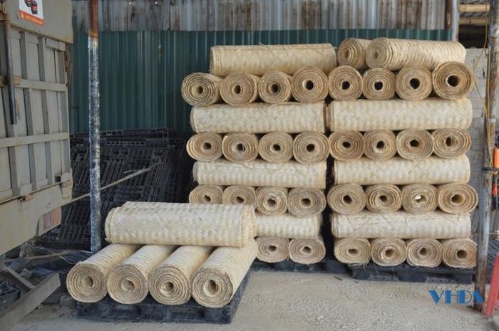Những tấm cót thành phẩm được cuộn tròn chuẩn bị nhập cho các cơ sở thu mua.